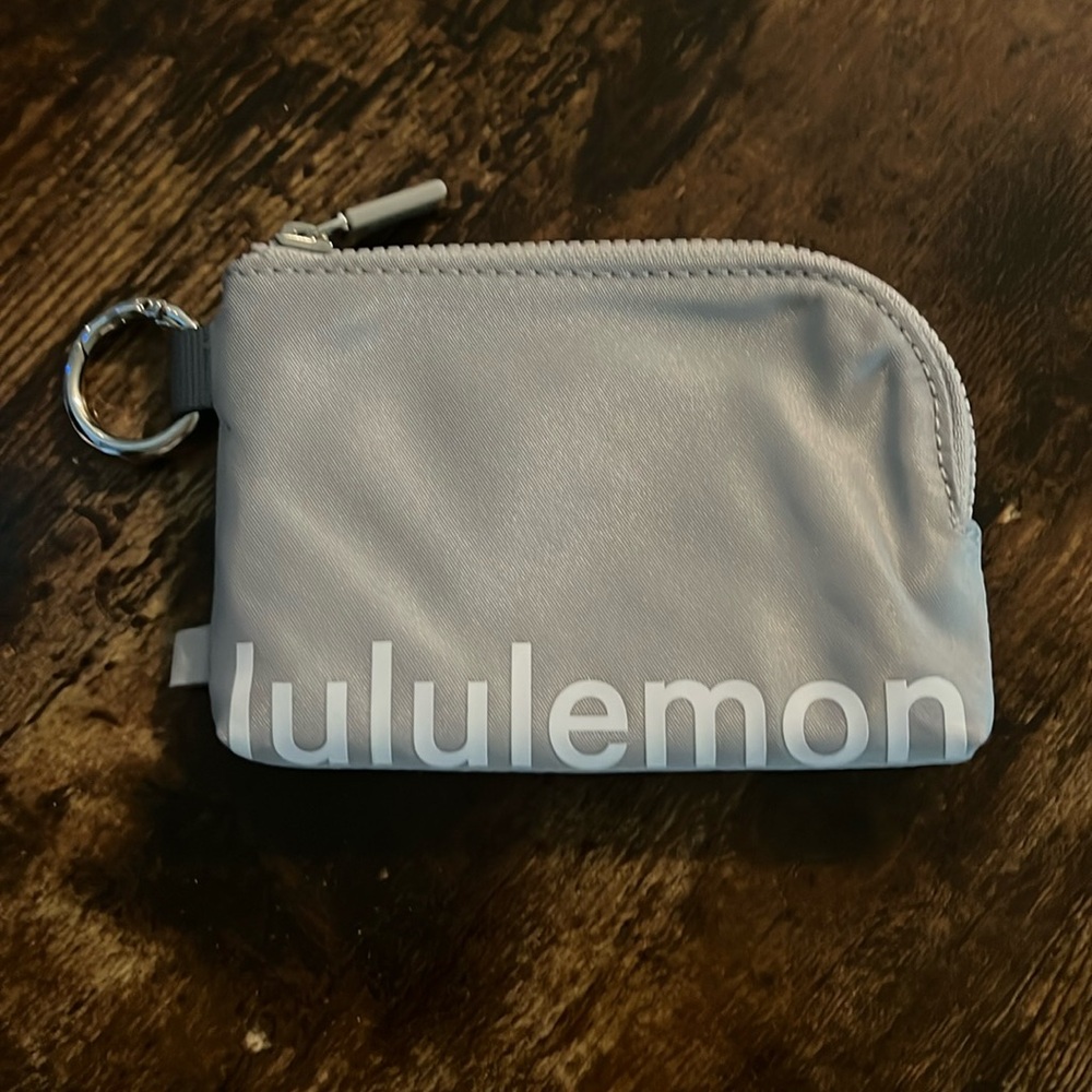 NWOT - Lululemon Clippable Card Pouch